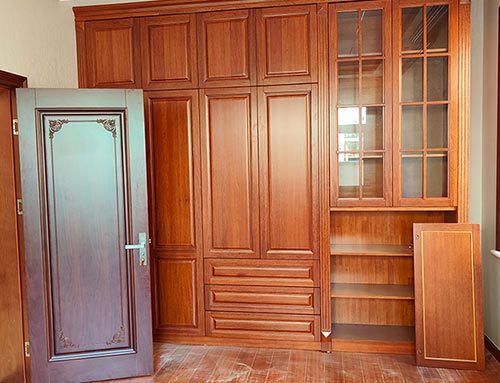 延边朝鲜族中式家庭装修里定制的实木衣柜效果图